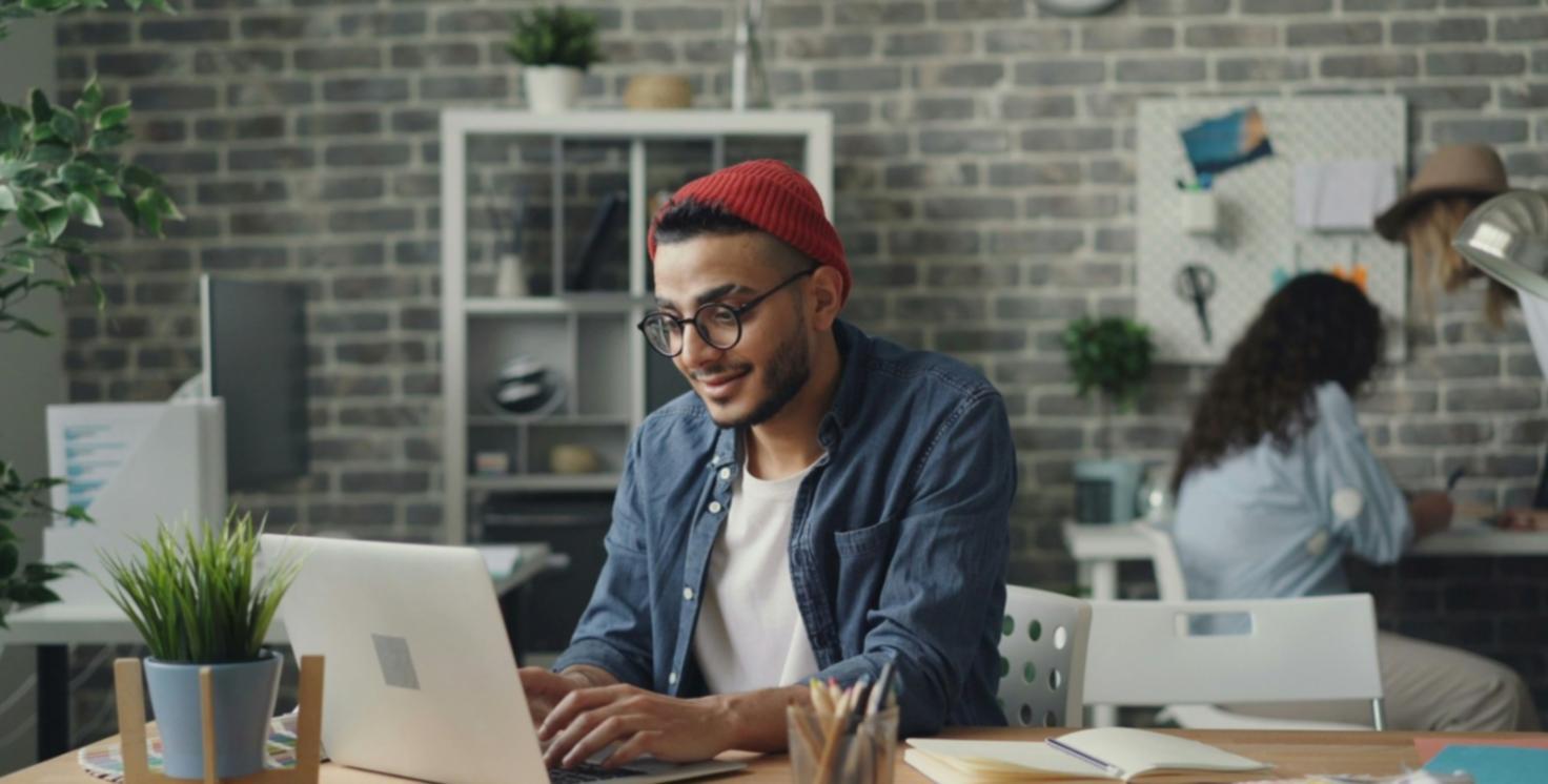 Teamarbeit an strukturierter Budgetplanung und Kostenkalkulation